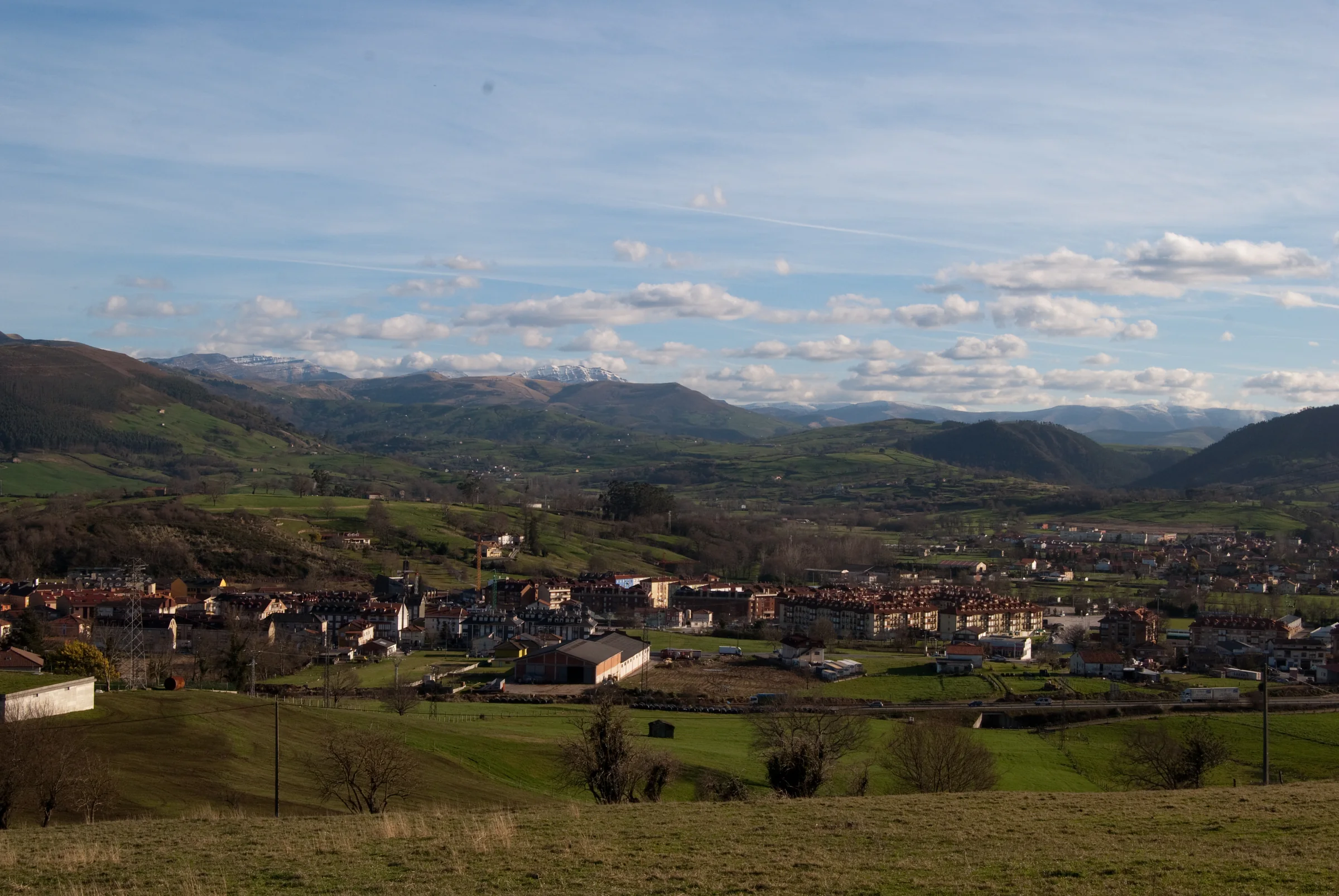 Vista de Santa María de Cayón