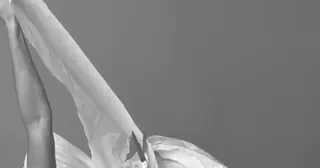 Performance «Herida de espejo con tijera» de Teresa Correa · Gijón